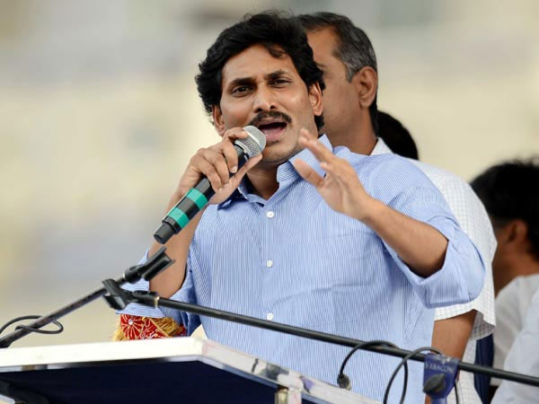 ys jagan mohan reddy,ysrcp,tdp,mlas jump,operation aakarsh,ys jagan dharna,delhi  నాడు బలం... నేడు భయం!